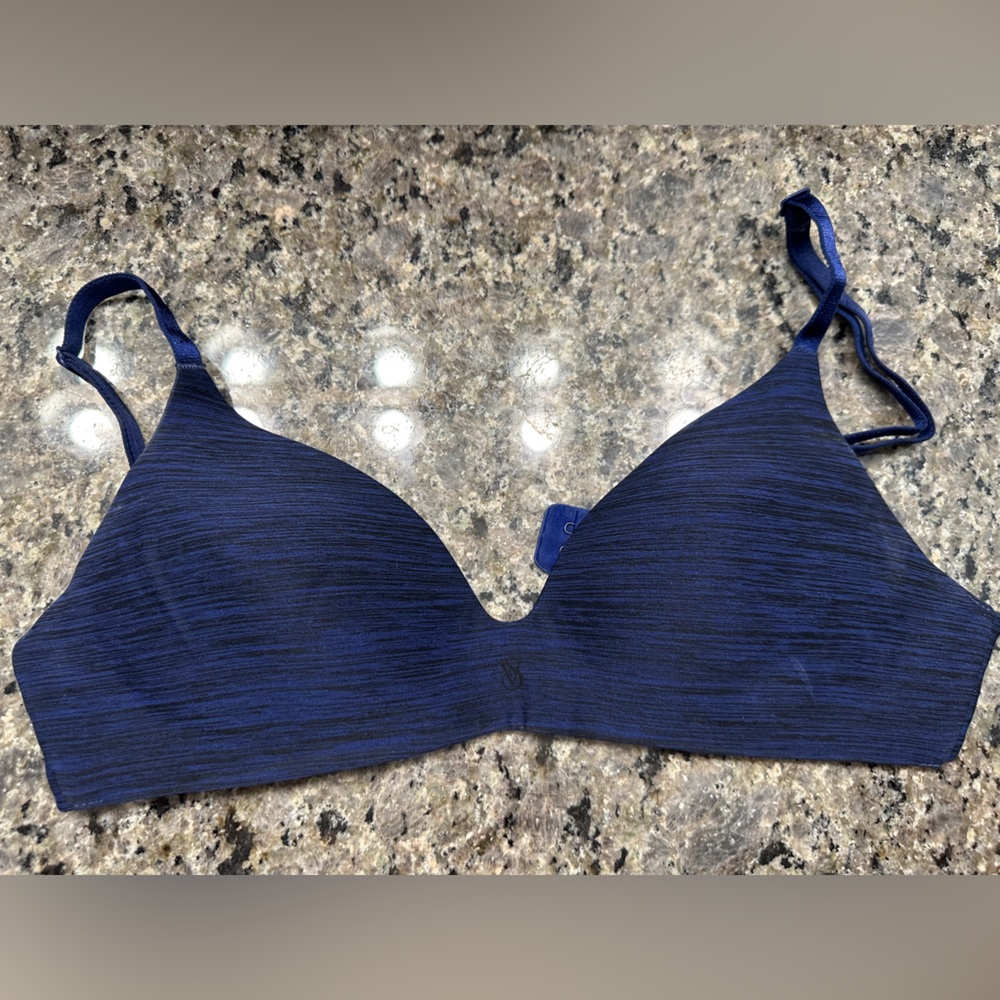 Ladies Victoria Secret no wire bra size 32a
